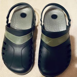 MENS SIZE 11 CROCS CROSLITE A9 COMFORT BLACK/SILVER SLIP ON SHOES. NEW w/o tags.